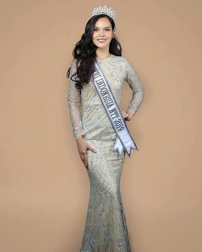 Kenalan dengan Maria Hostiana Napitupulu, Puteri Indonesia Nusa Tenggara Timur (NTT) 2019. Maria akan berkompetisi bersama 38 finalis lainnya dari 34 provinsi di kontes kecantikan pemilihan Puteri Indonesia 2019. (Foto: Instagram @officialputeriindonesia)