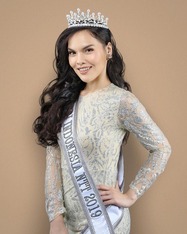 Puteri Indonesia Nusa Tenggara Timur 2019 ini pun ingin mengangkat kampanye yang disebut dengan self-love, keep on your rhytm yang bertujuan untuk membangun kesadaran tentang Self-Compassion dan menyadarkan bahwa setiap orang perlu untuk mengutamakan diri sendiri, mengikuti hati mereka, alih-alih mengikuti stereotif dan tetap berpegang pada stigma yang ada. Maria percaya bahwa stigma ini bisa dipatahkan dan banyak orang bisa diselamatkan. (Foto: Instagram @officialputeriindonesia)