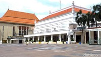 Wali Kota Surabaya, Tri Rismaharini berencana membangun Alun-alun Surabaya di atas dan di bawah tanah.