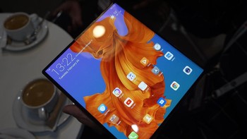 Di ajang pameran smartphone dunia, Mobile World Congress 2018, Mate X diperkenalkan. Begini saat ia direntangkan dalam bentuk tablet. Foto: Huawei