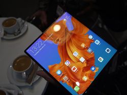 Menggenggam Ponsel Fleksibel Huawei Mate X