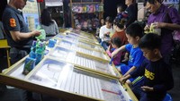 Anak-anak asyik bermain di pasar (Kurnia/detikTravel)  