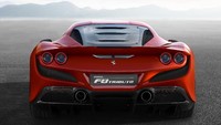 Tenaga instan ini dikombinasikan fitur Ferrari Dynamic Enhancer (FDE +), yang bisa diaktifkan pada posisi RACE manettino untuk pertama kalinya. Yakni sebuah langkah yang dirancang untuk membuat kinerja pada batas kemampuan kendaraan lebih mudah dijangkau bagi lebih banyak tingkat kemampuan pengemudi. Foto: dok. Ferrari