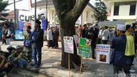 Massa Pecinta Habib Bahar Ujuk Rasa di Pengadilan Negeri Bandung