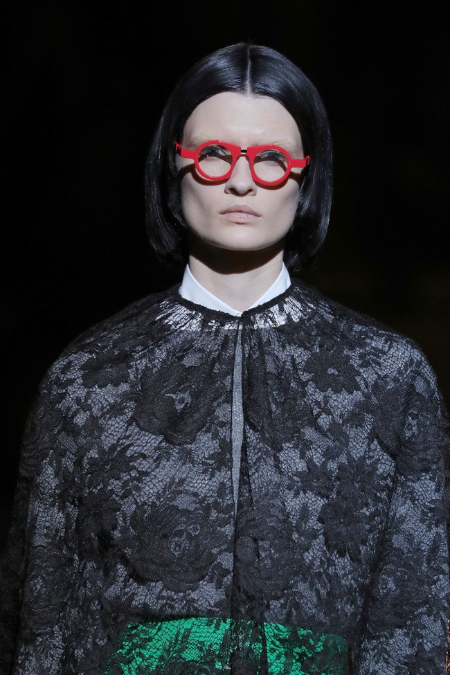Fashion show Prada musim gugur 2019 menawarkan sentuhan maskulin dengan material feminin seperti lace dan brokat.  Foto: Dok. Getty Images