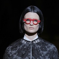 Fashion show Prada musim gugur 2019 menawarkan sentuhan maskulin dengan material feminin seperti lace dan brokat.  Foto: Dok. Getty Images