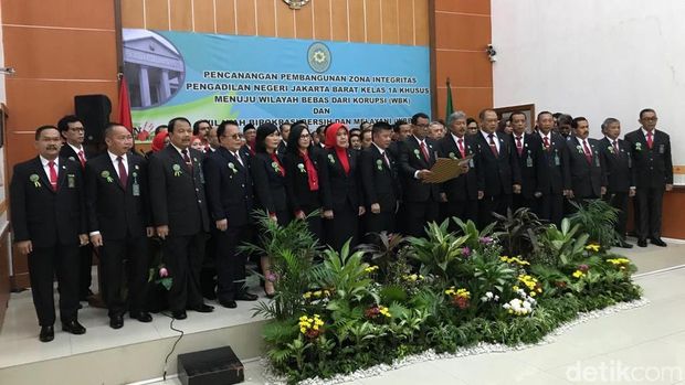 Pengadilan Negeri (PN) Jakbar Kelas I A Khusus menandatangani piagam zona integritas bebas korupsi.