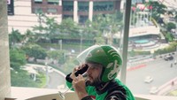 Anton ini punya banyak gaya kulineran yang unik. Beberapa posenya bahkan terlihat nyentrik. Seperti saat menikmati minuman sambil berendam ini. Foto: Instagram @ojekbule