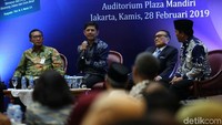 Wakil Ketua KPK Laode M Syarif (kedua kiri) bersama dengan Mantan Jaksa Agung Muda Bidang Pengawasan R Widyo Pramono, Guru Besar Hukum Pidana Univ Trisakti Prof. Andi Hamzah dan Rektor Univ. Diponegoro Prof. Yos Johan Utama (kiri ke kanan) saat peluncuran dan bedah buku memoar berjudul Melawan Korupsi Tanpa Gaduh di Jakarta, Kamis (28/2/2019).
