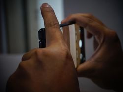 Menggenggam Ponsel Fleksibel Huawei Mate X