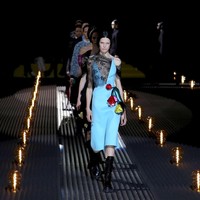 Bukan hal baru bagi para model dibleaching alisnya demi penampilan di runway. Selain Prada, Marc Jacobs, Alexander Wang, Givenchy, juga Alexander McQueen pernah memaksa modelnya tampil tanpa alis. Foto: Dok. Getty Images