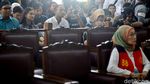 Senyum Atiqah Hasiholan Saat Dampingi Ratna Sarumpaet Disidang