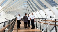 Anies meninjau JPO instagramable tersebut.