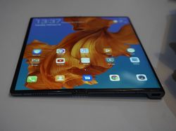 Menggenggam Ponsel Fleksibel Huawei Mate X