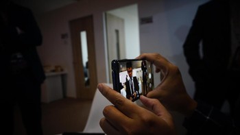 Mate X membawa kamera 40 MP, f/1.8, 27mm (wide), 1/1.7, PDAF ditambah 16 MP, f/2.2, 17mm (ultrawide) serta 8 MP, f/2.4, 52mm (telephoto) dengan optik Leica ditambah dual-LED dual-tone flash, panorama, dan HDR. Foto: Huawei