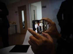 Menggenggam Ponsel Fleksibel Huawei Mate X