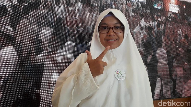 Fransisca Santa Clause Ternyata Sempat Down Saat Daftar Caleg PKS Fransisca Santa Clause Ternyata Sempat Down Saat Daftar Caleg PKS
