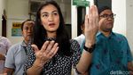 Senyum Atiqah Hasiholan Saat Dampingi Ratna Sarumpaet Disidang