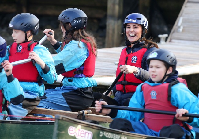 Setelah memanah, Kate dan Pangeran William saling berkompetisi dalam lomba mendayung. Foto: Getty Images