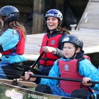 Setelah memanah, Kate dan Pangeran William saling berkompetisi dalam lomba mendayung. Foto: Getty Images