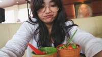 Makan es krim dan permen setelah makan siang, jadi hidangan penutup kesukaan Meldi di waktu luangnya.  Foto: Instagram @rosameldianti_