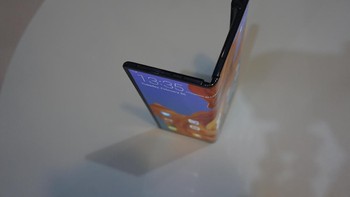 Penampakannya dari sisi atas. Ada semacam pegangan di bagian pinggirnya. Foto: Huawei