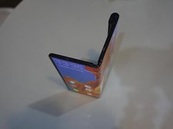 Menggenggam Ponsel Fleksibel Huawei Mate X