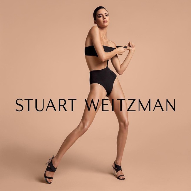 Kendall Jenner kembali tampil seksi untuk brand sepatu Stuart Weitzman. Kali ini, penampilan menantang tersebut untuk mempromosikan stiletto seri Alana.  (Foto: Dok. Stuart Weitzman)