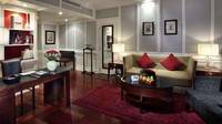 Ini adalah kamar Suite Prestige yang juga terletak di Opera Wing. Kamar yang terdiri dari 1 kamar tidur dan satu ruang tamu kecil (Sofitel/CNN Travel)