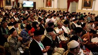 Dalam pertemuan itu pun Jokowi menitipkan pesan untuk tetap menjaga persatuan dan kedamaian kepada para ulama untuk diteruskan ke umat Islam khususnya di Jawa Barat.  