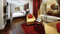 Kamar Grand Prestige Suite luasnya 176 m2. Terletak di sayap Opera, dilengkapi dengan ruang spa dan ruang makan untuk 8 orang (Sofitel/CNN Travel)