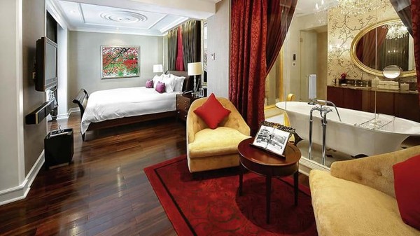Kamar Grand Prestige Suite luasnya 176 m2. Terletak di sayap Opera, dilengkapi dengan ruang spa dan ruang makan untuk 8 orang (Sofitel/CNN Travel) Kamar Grand Prestige Suite luasnya 176 m2. Terletak di sayap Opera, dilengkapi dengan ruang spa dan ruang makan untuk 8 orang (Sofitel/CNN Travel)