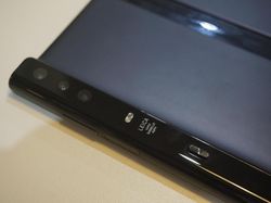 Menggenggam Ponsel Fleksibel Huawei Mate X