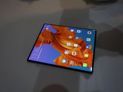 Menggenggam Ponsel Fleksibel Huawei Mate X
