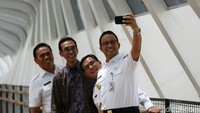 Anies sempat berswafoto di lorong JPO.
