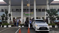 Agenda sidang perdana hari ini merupakan pembacaan dakwaan dari jaksa penuntut umum (JPU). JPU dalam perkara ini yaitu Kasipidum Kejari Jaksel Arya Wicaksana, Sarwoto, Donny M Sany, dan Las Maria Siregar.