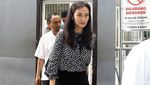 Senyum Atiqah Hasiholan Saat Dampingi Ratna Sarumpaet Disidang