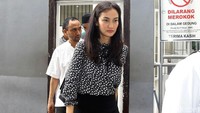 Atiqah setia mendampingi sang ibunda sejak dari rutan Polda Metro Jaya hingga di PN Jakarta Selatan untuk menjalani sidang perdana kasus hoax penganiayaan.