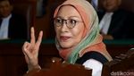 Salam Dua Jari Ratna Sarumpaet Saat Jalani Sidang Perdana