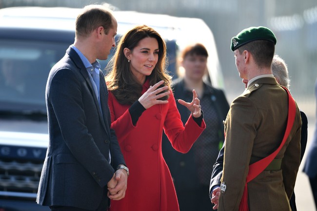 Pangeran William dan istrinya, Kate Middleton, melakukan kunjungan ke Belfast, Irlandia, Rabu (27/2/2019). Kunjungan selama dua hari itu terbilang mengejutkan karena tidak ada pemberitahuan resmi sebelumnya. Foto: Getty Images
