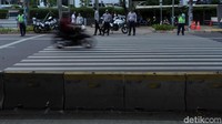 Pembatas beton dipasang menutup pelican crossing.