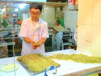Serunya! Mie Ini Dibuat Sambil Lompat-lompat di Atas Bambu 
