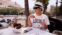 Kali ini Syahrini makan di bagian luar restoran yang ada di dekat Acropolis of Athens, Yunani. Beberapa potong roti dan buah jadi santapannya. Foto: Instagram princessyahrini