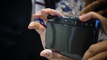 Penampakan bagian belakangnya ketika dipakai untuk memotret dengan layar depan. Sebenarnya di bagian belakang ini ada layar, tapi mati saat menjepret. Foto: Huawei