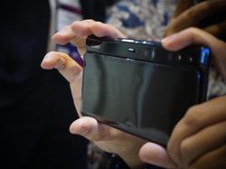 Menggenggam Ponsel Fleksibel Huawei Mate X