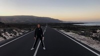Gayanya saat berfoto di jalan Lanzarote, sebuah pulau di Samudera Atlantik (majakrag/Instagram)