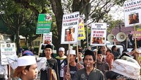 Berdasarkan pantauan detikcom di lokasi persidangan, pengawalan ketat dilakukan pihak kepolisian. Sejumlah massa pendukung Bahar sudah mulai berdatangan. Mereka berkumpul di depan PN Bandung. Sesekali mereka berteriak minta Bahar dibebaskan.