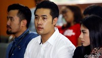 Dalam sidang tersebut Richard nampak didampingi oleh sang istri, Shalvynne Chang yang selalu setia hadir di setiap sidang Richard Muljadi.
