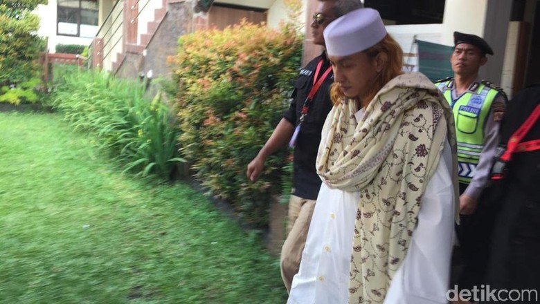 Jalan Menunduk, Habib Bahar Siap Jalani Sidang Perdana Jalan Menunduk, Habib Bahar Siap Jalani Sidang Perdana