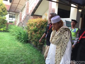 Jalan Menunduk, Habib Bahar Siap Jalani Sidang Perdana